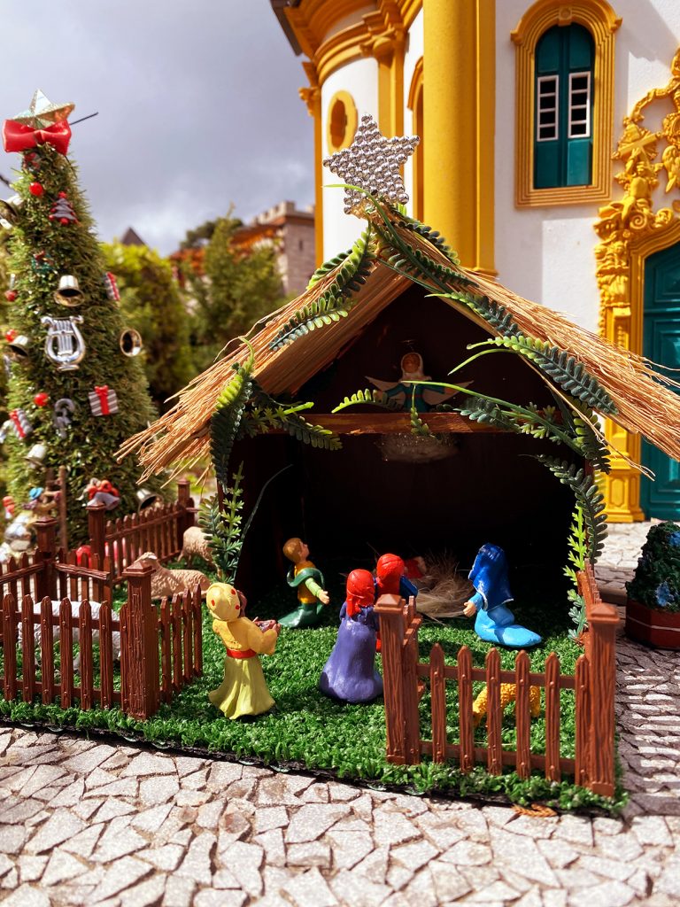 Presépio montado em frente à Igreja de Ouro Preto. Decoração especial de Natal no Mini Mundo