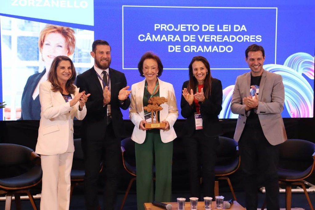 Premiação para Dona Jussara e o Troféu Silvia Zorzanello. Foto: Instagram/Eduardo Zorzanello