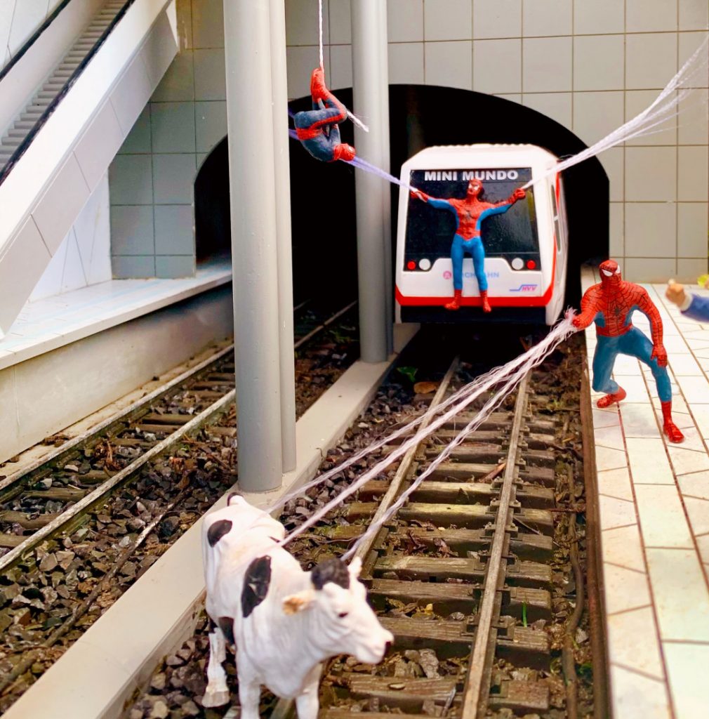Três habitantes fantasiados salvam vaca no Metrô de Hamburgo. Isso sim é pra agitar a rotina na cidade em miniatura!