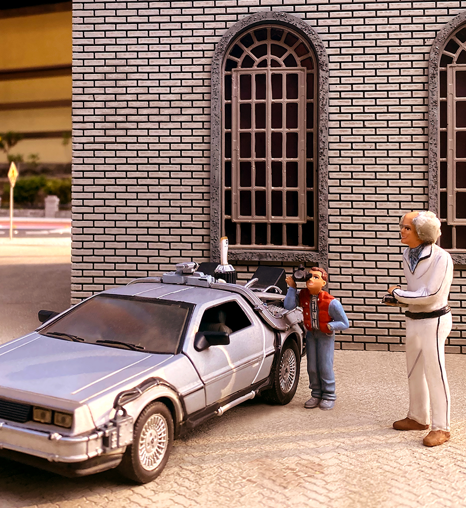 A primeira das 4 dicas de filmes: Marty McFly e Doc Brown utilizam um Delorean para viajar no tempo em De Volta para o Futuro.