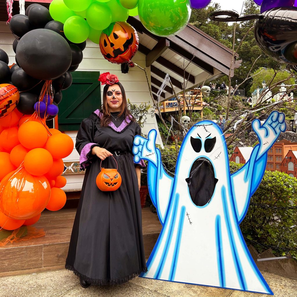 A Bruxinha Ju aproveitou a data especial e roubou a cena no Halloween do Mini Mundo