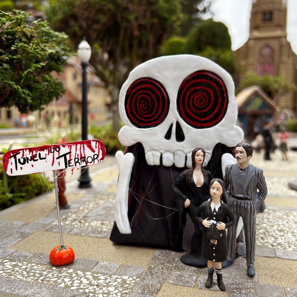 A Família Addamos marcou presença no Halloween do Mini Mundo