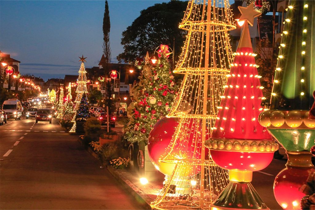 As ruas de Gramado ficam lindas com a decoração temática do Natal Luz