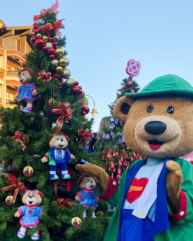 Urso Gui enfeitando a árvore de Natal do Mini Mundo, na Av. Borges de Medeiros, nas comemorações de Natal Luz
