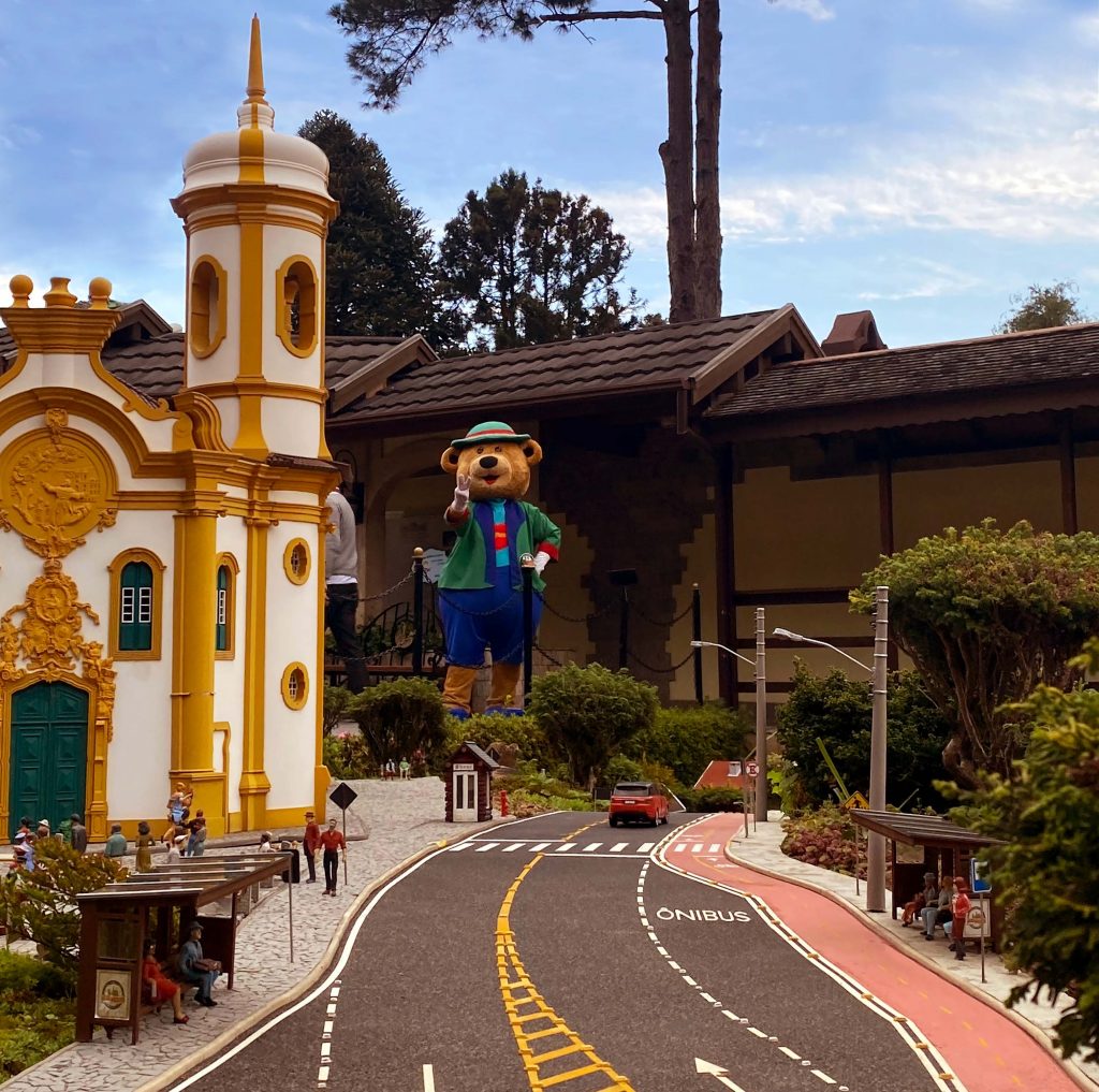 Urso Gui tirando fotos incríveis perto da Igreja São Francisco de Assis.