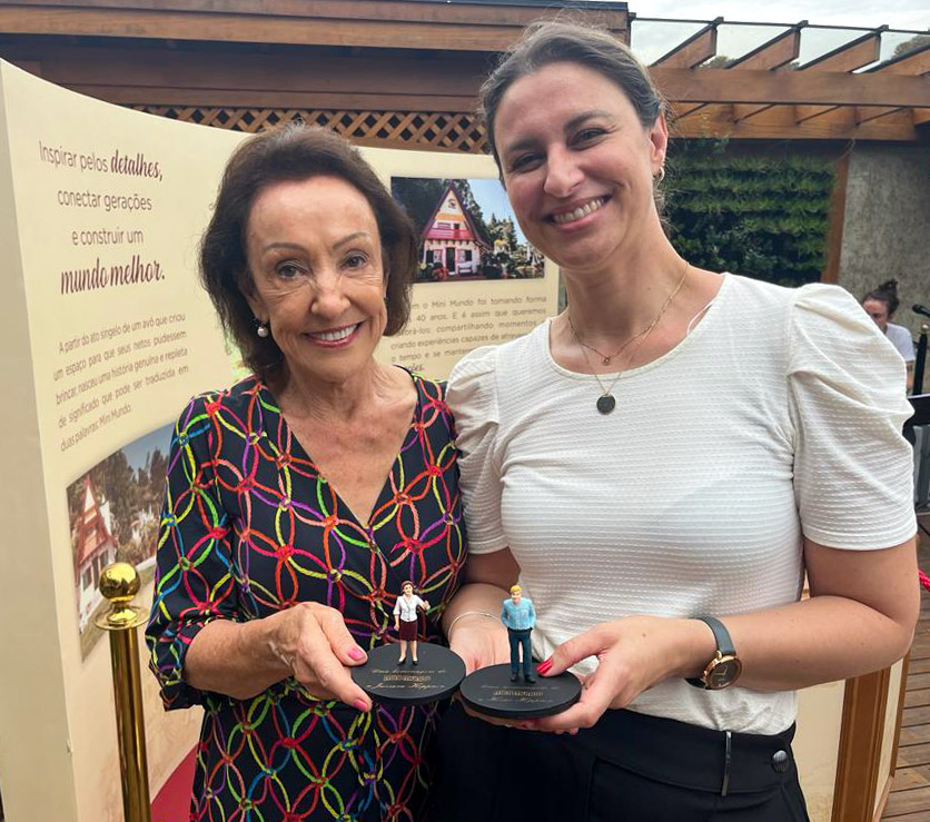 Jussara Höppner recebendo sua miniatura na marca de 40 Anos do Mini Mundo