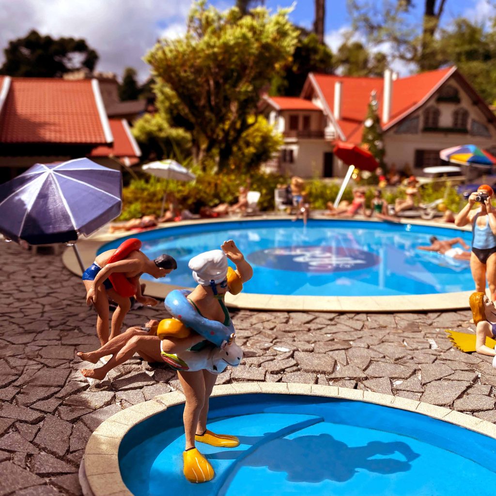 Os mini-habitantes aproveitam a piscina durante o verão no Mini Mundo