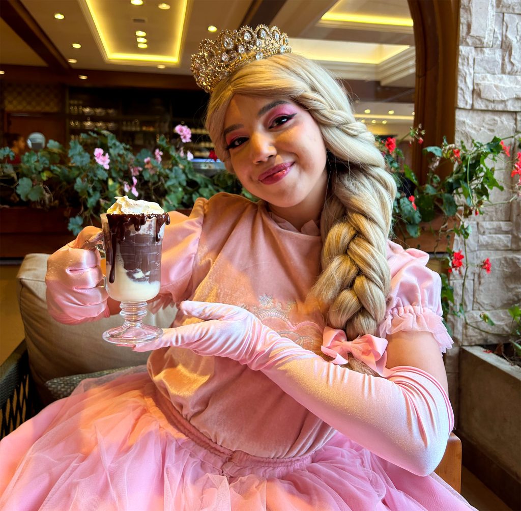 Princesa Rafa aproveitando um delicioso Chocolate Ushuaia no Café Mini Mundo.
