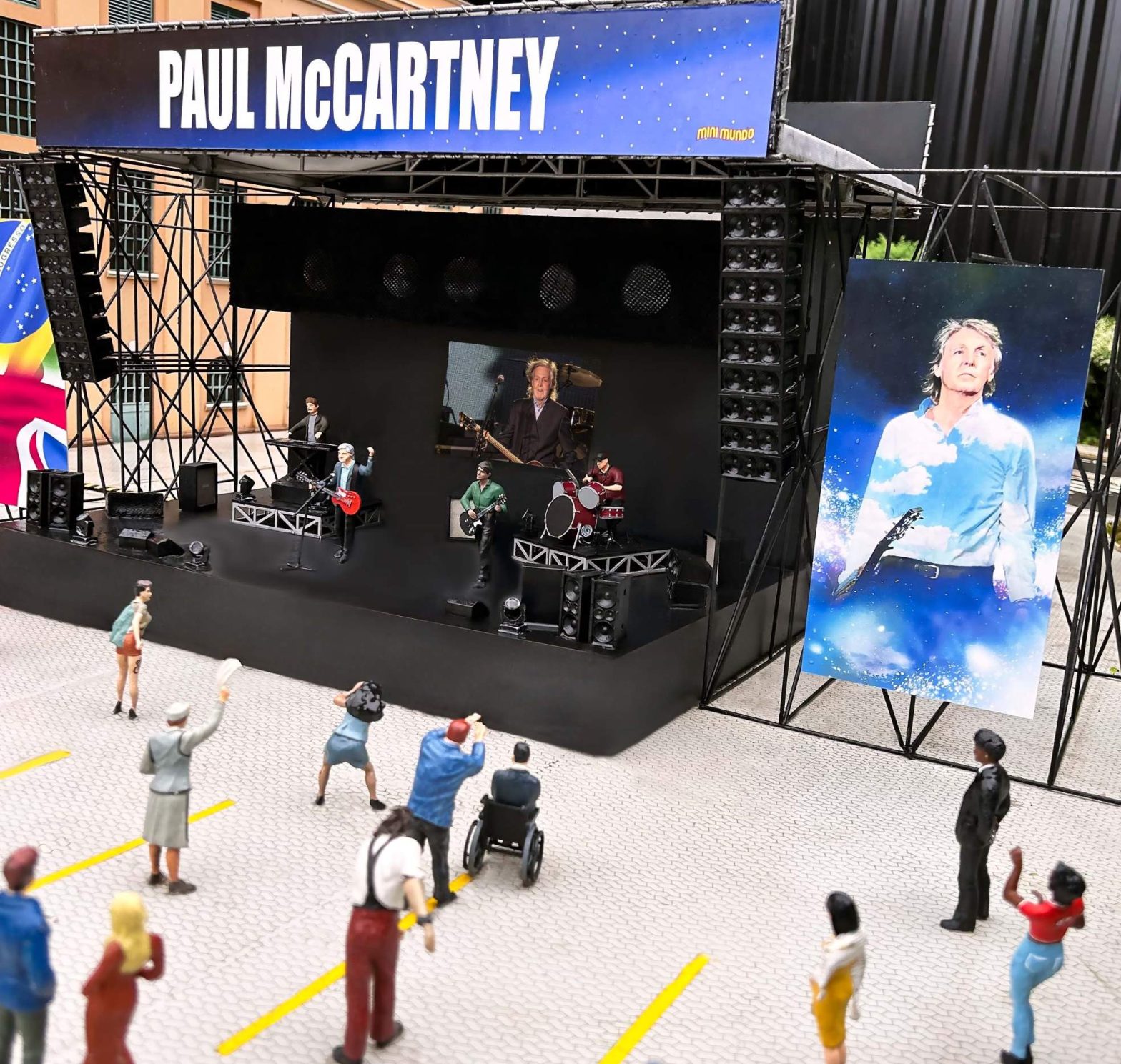 Show Paul McCartney