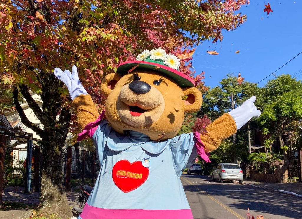 Ursa Ana aproveitando as maravilhas do outono em Gramado