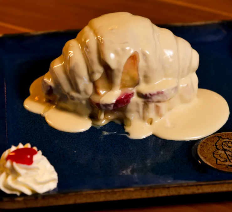 Croissant de chocolate branco e morango, na terceira delícia de verão