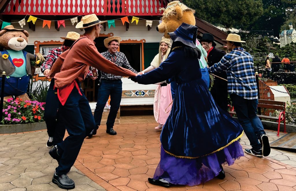 Personagens do Mini Mundo dançando quadrilha durante a Festa Junina em Gramado.
