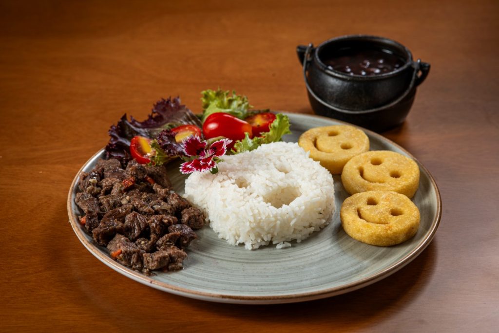 Prato infantil brasileiro com arroz, feijão, carne e batata sorriso no Mini Mundo.