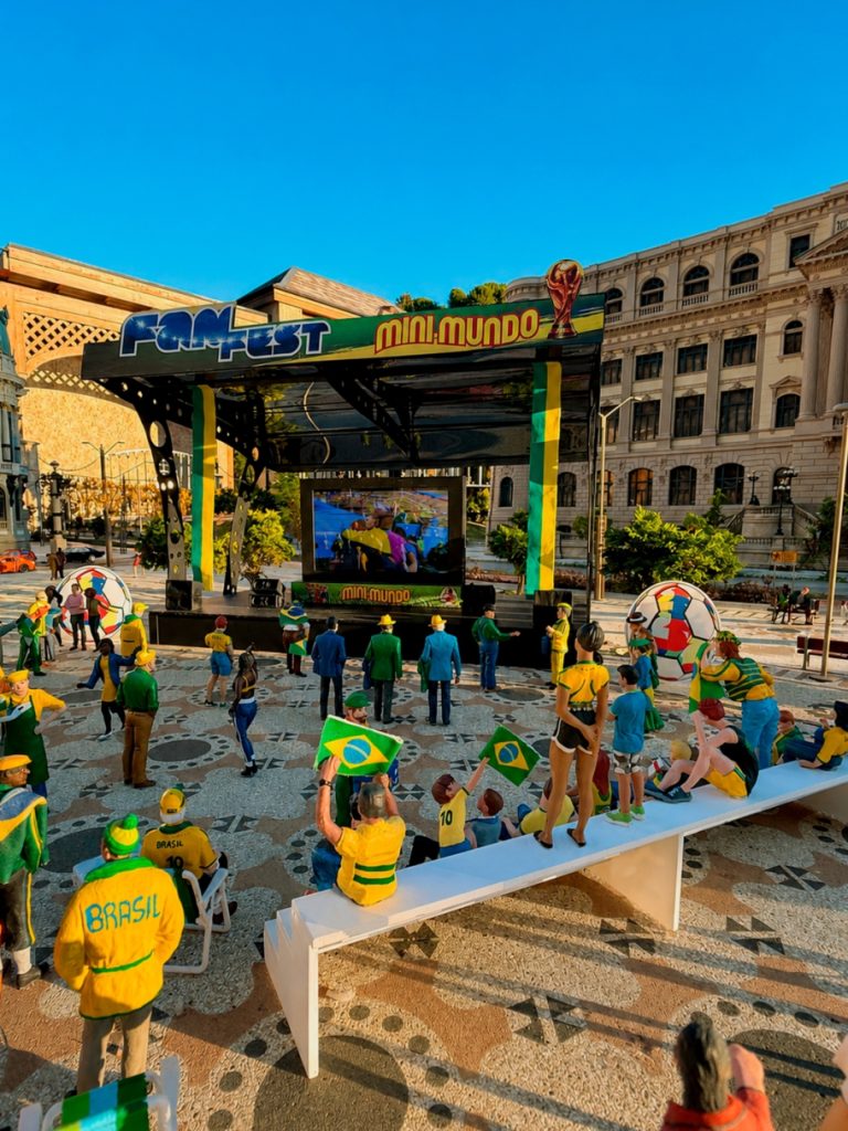Telão instalado na réplica do Rio de Janeiro durante a Copa do Mundo no Mini Mundo