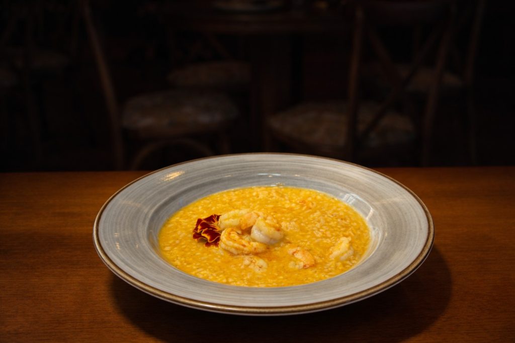 Prato de risoto cremoso de camarão servido no Bistrô Mini Mundo em Gramado.