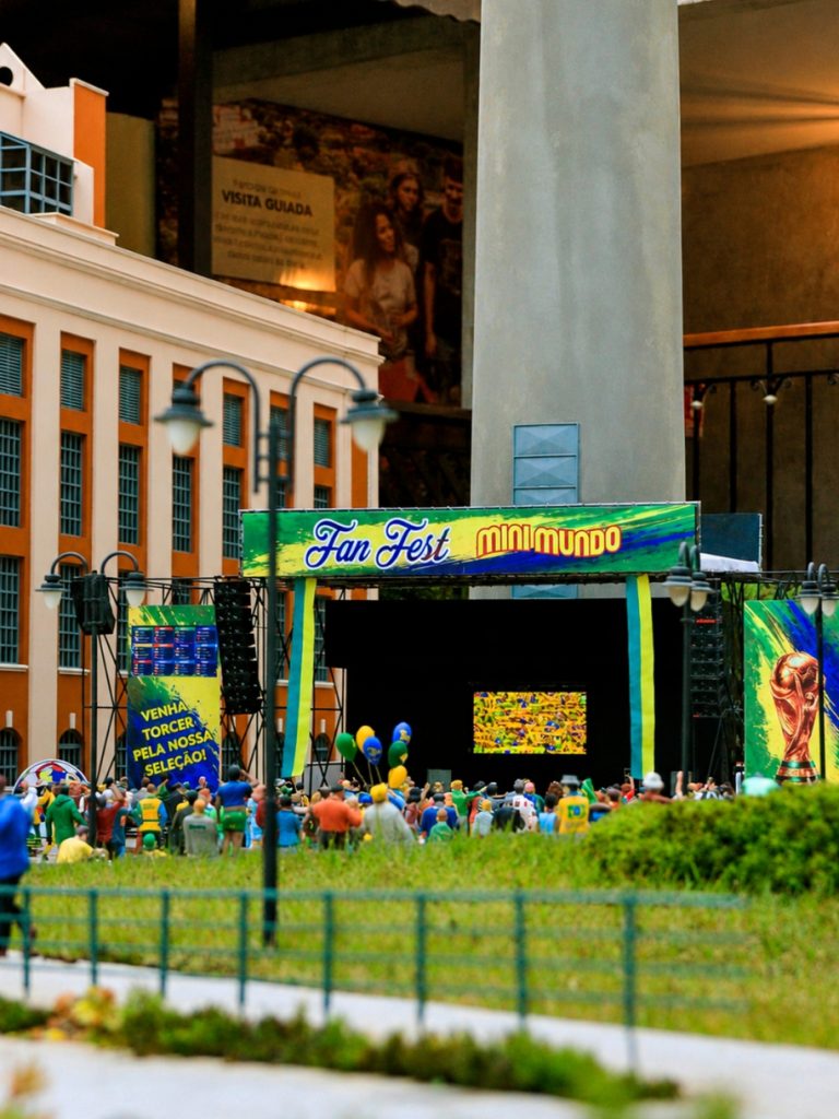 Fan Fest da Copa do Mundo no Mini Mundo na réplica da Usina do Gasômetro
