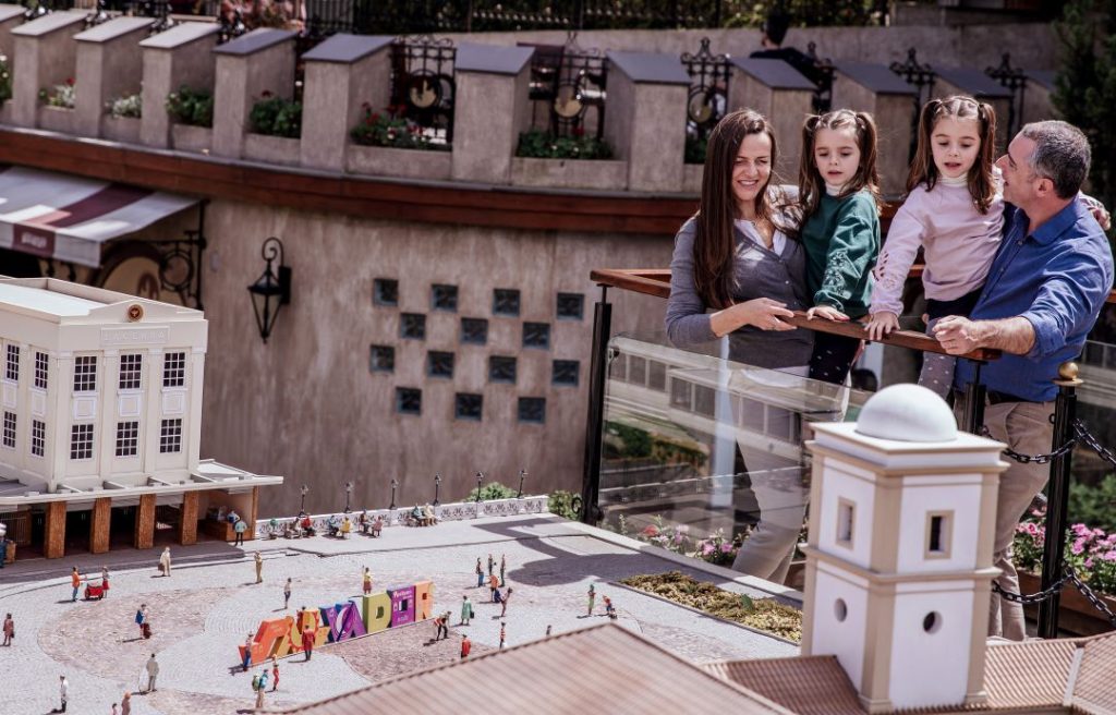 Família observando as miniaturas no Mini Mundo para todas as idades